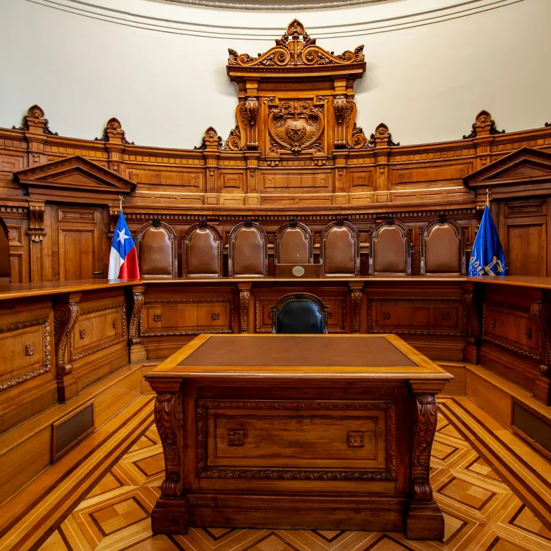Garantías legales de los funcionarios municipales investigados en un sumario administrativo.